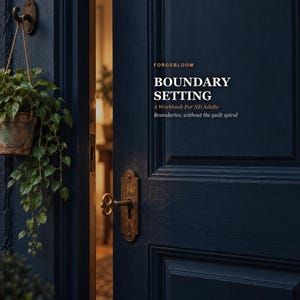 Può includere: Una porta blu scuro con una chiave in ottone nella serratura e una pianta appesa sulla sinistra. Il testo sulla porta recita: FORGEBLOOM BOUNDARY SETTING A Workbook For ND Adults Boundaries, without the guilt spiral. La porta è socchiusa.