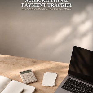 Può includere: Un documento di tracciamento di abbonamenti e pagamenti intitolato FORGEBLOOM ADHD MONEY TOOLS, SUBSCRIPTION & PAYMENT TRACKER, For ADHD Brains That Forget What They Signed Up For, con calcolatrice, taccuino, penna e computer portatile.