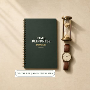 Può includere: Un taccuino a spirale verde scuro con il testo TIME BLINDNESS TOOLKIT stampato in oro, accompagnato da una clessidra in ottone e un orologio da polso con cinturino in pelle marrone. Un'etichetta bianca riporta il testo DIGITAL PDF | NO PHYSICAL ITEM.