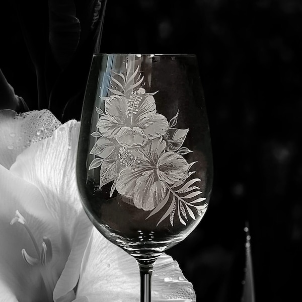 Verre à vin fleurs d'hibiscus gravé à la main - art du verre botanique - verre à vin en cristal luxueux personnalisé - cadeau unique personnalisé pour elle