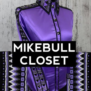 Könnte beinhalten: Lilafarbenes Satinhemd mit langen Ärmeln, schwarzem Besatz und silbernen Verzierungen. Das Hemd hat einen spitzen Kragen und einen Knopfverschluss. Der Text "MIKEBULL CLOSET" ist im Bild sichtbar.