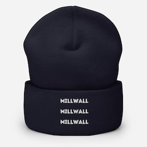 Może przedstawiać: Czapka w kolorze granatowym z białym haftowanym logo z napisem "MILLWALL" trzy razy.