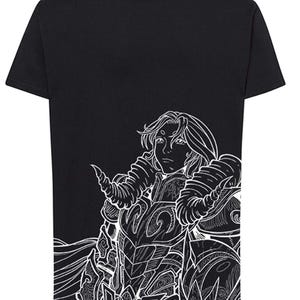 Puede incluir: Camiseta negra con un diseño blanco de un guerrero con cuernos y armadura. La detallada ilustración cubre la parte inferior de la camiseta, creando un contraste llamativo contra el fondo negro sólido.