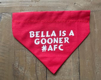 Könnte beinhalten: Rotes Stoff-Hundehalstuch mit weißem Text, der "Bella is a Gooner #AFC" lautet.