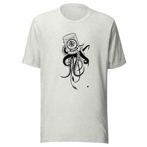 Könnte beinhalten: Ein graues T-Shirt mit einer schwarz-weißen Illustration einer Dose mit Kraken-Tentakeln.
