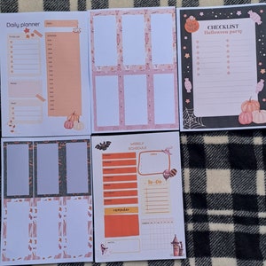 Puede incluir: Un conjunto de páginas de planificación de Halloween imprimibles que incluyen un planificador diario, un horario semanal, una lista de verificación y páginas en blanco con bordes temáticos de Halloween. Las páginas están decoradas con calabazas, murciélagos, dulces y otras imágenes de Halloween.