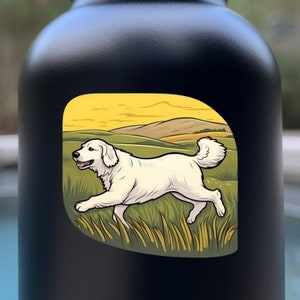 Autocollant en vinyle imperméable chien des Pyrénées s'ébattant dans un champ rural