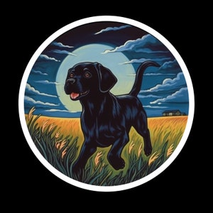 Waterdichte sticker Black Lab Labrador Retriever-puppy die 's nachts door een prachtig veld loopt