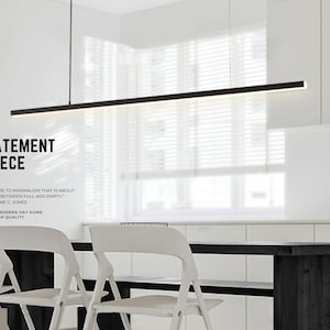 Puede incluir: Una lámpara colgante lineal negra cuelga sobre una mesa blanca con cuatro sillas blancas. El texto "A STATEMENT PIECE" se muestra sobre la mesa. El texto "THERE IS A POETIC NATURE TO MINIMALISM THAT IS ABOUT STRIKING A BALANCE BETWEEN FULL AND EMPTY." se muestra debajo de la mesa. El texto "JENNIE C. JONES" se muestra debajo de la cita. El texto "FOR YOUR MODERN DAY HOME HIGH QUALITY" se muestra debajo del nombre del autor.