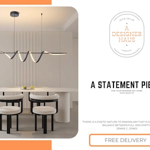 Peut inclure: Un luminaire moderne noir avec un design incurvé est suspendu au-dessus d'une table à manger blanche avec quatre chaises noires. Le texte "A DESIGNER HAUS" est visible dans un cercle sur le côté droit de l'image. Le texte "A STATEMENT PIECE" est également visible sous le cercle. Le texte "FREE DELIVERY" est visible dans un bouton en bas de l'image.