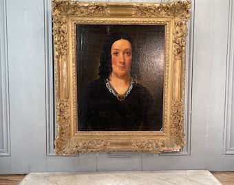 Duży, antyczny portret olejny przedstawiający kobietę w czarnej sukni i lokach