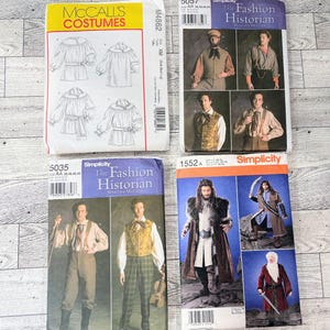 Könnte beinhalten: Vier Schnittmusterumschläge mit historischen Kostümdesigns. Die Sammlung umfasst McCall's M4862, Simplicity 5037, Simplicity 5035 und Simplicity 1552A, die jeweils Illustrationen oder Fotos von Hemden, Westen und Mänteln im historischen Stil zeigen.