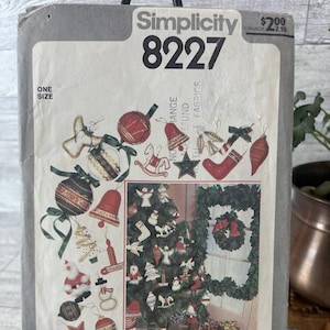 Può includere: Modello di cucito Simplicity numero 8227 per realizzare decorazioni natalizie. Il modello include istruzioni per realizzare una varietà di decorazioni, tra cui calze, campane, angeli e un cavallo a dondolo. Il modello è per una taglia.