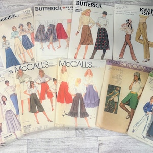 Könnte beinhalten: Eine Sammlung von zehn Vintage-Schnittmusterumschlägen von Marken wie Butterick, Kwik Sew, McCall's und Simplicity. Jeder Umschlag zeigt Illustrationen verschiedener Kleidungsstile wie Röcke, Blusen und Hosen, mit aufgedrucktem Text, der Markennamen und Schnittmusternummern angibt.