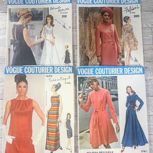Op de afbeelding: Vier Vogue Couturier Design naaipatronen met illustraties en foto's van diverse jurken en jassen. De patronen bevatten Belinda Bellville 2112, Fabiani 2325, Federico Forquet 1693 en Belinda Bellville 2787, die verschillende stijlen tonen.