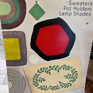 Può includere: Una copertina di libro vintage con vari progetti all'uncinetto. La copertina mostra tappeti, presine e paralumi colorati. Il testo include "RUGS", "Sweaters", "Pot Holders" e "Lamp Shades". Il prezzo è 10c.