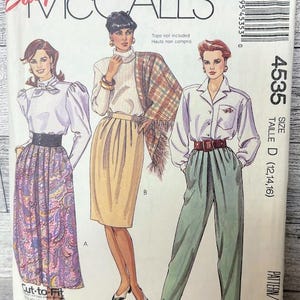 Könnte beinhalten: Vintage McCall's Schnittmuster mit Illustrationen von Damenbekleidung. Das Muster enthält Optionen für einen Rock, eine Hose und eine Bluse. Die Größe ist D (12, 14, 16). Auf dem Cover steht "Easy McCall's".
