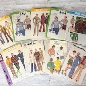 Pode incluir: Uma coleção de nove envelopes de moldes de costura vintage da Simplicity, Butterick, Vogue e McCall's. Cada envelope apresenta ilustrações impressas de várias camisas, calças, casacos e fatos, juntamente com nomes de marcas, números e preços.