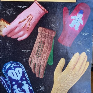 Könnte beinhalten: Vintage Strickmusterbuch-Cover mit verschiedenen gestrickten Handschuhen und Fäustlingen. Designs umfassen rosa Handschuhe mit Perlenakzenten, einen Schneemann-Fäustling und einen blau-weiß gemusterten Fäustling. Der Text auf dem Cover lautet "Handschuhe und Fäustlinge zum Stricken und Häkeln für die ganze Familie."