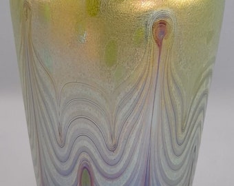 Mundgeblasene Jugendstil Vase im Loetz Stil.