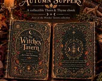 Könnte beinhalten: Zwei dunkelgrüne Bücher mit den Titeln Volume I: Autumn Suppers und The Witches' Tavern. Die Einbände zeigen goldene Himmelsmotive, Efeu, Pilze und Beeren. Der Text enthält Eight hearty recipes from the Thorn & Thyme kitchen.