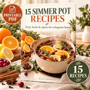 Op de afbeelding: Een digitaal receptenboek getiteld 15 SIMMER POT RECIPES Fruit, herbs & spices for a fragrant home. De cover toont een crèmekleurige pan gevuld met sinaasappelschijfjes, veenbessen, rozemarijn en kaneelstokjes op een fornuis, met ingrediënten.