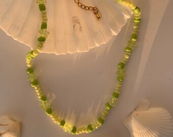 Grüner Blumen Choker mit fröhlichen Perlen in Frühlingsfarben