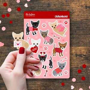 K&ouml;nnte beinhalten: Eine Bogen Valentinstag-Aufkleber mit verschiedenen Illustrationen von Chihuahuas, die rosa und rote Outfits tragen. Die Aufkleber befinden sich auf einem rosa Hintergrund mit Herzen und Pfotenabdr&uuml;cken. Der Text "chihuahuas" befindet sich oben auf dem Bogen.