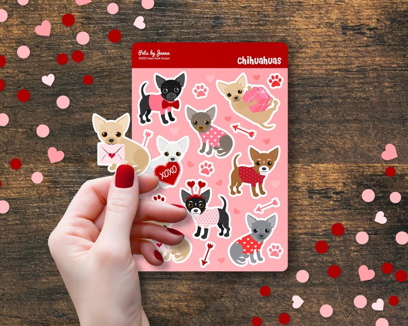 K&ouml;nnte beinhalten: Eine Bogen Valentinstag-Aufkleber mit verschiedenen Illustrationen von Chihuahuas, die rosa und rote Outfits tragen. Die Aufkleber befinden sich auf einem rosa Hintergrund mit Herzen und Pfotenabdr&uuml;cken. Der Text "chihuahuas" befindet sich oben auf dem Bogen.