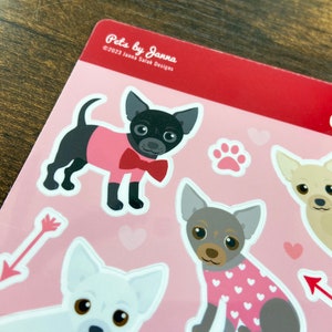K&ouml;nnte beinhalten: Eine Bogen mit Aufklebern, die verschiedene Illustrationen von Chihuahuas in verschiedenen Posen zeigen. Die Aufkleber befinden sich auf einem rosa Hintergrund mit roten Herzen und Pfeilen. Der Text "Pets by Janna" und "&copy;2023 Janna Salad Designs" befindet sich oben auf dem Bogen. Der Text "chihuahua" befindet sich oben rechts auf dem Bogen.