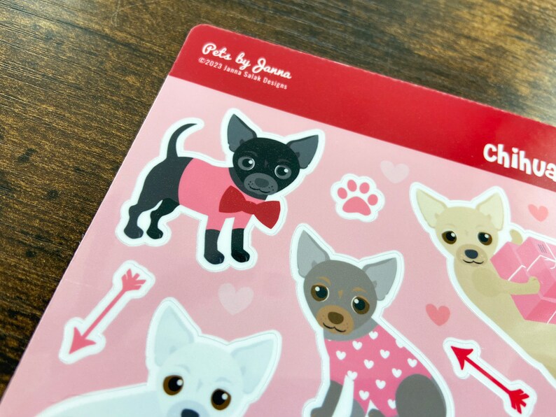 K&ouml;nnte beinhalten: Eine Bogen mit Aufklebern, die verschiedene Illustrationen von Chihuahuas in verschiedenen Posen zeigen. Die Aufkleber befinden sich auf einem rosa Hintergrund mit roten Herzen und Pfeilen. Der Text "Pets by Janna" und "&copy;2023 Janna Salad Designs" befindet sich oben auf dem Bogen. Der Text "chihuahua" befindet sich oben rechts auf dem Bogen.
