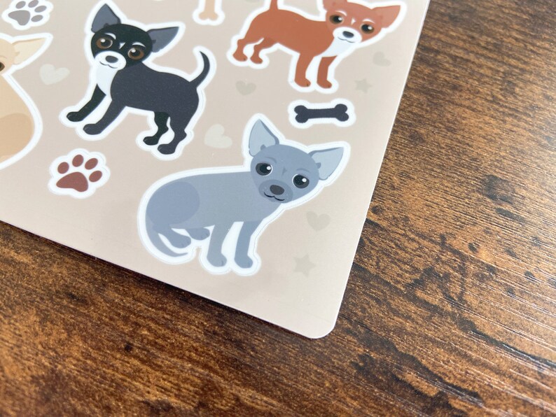 Pu&ograve; includere: Un set di quattro adesivi di cani chihuahua. Gli adesivi sono stampati su sfondo bianco con un bordo marrone. I cani sono tutti di colori diversi: nero, marrone, grigio e bianco. Gli adesivi sono perfetti per aggiungere un tocco di personalit&agrave; al tuo laptop, alla tua borraccia o al tuo planner.