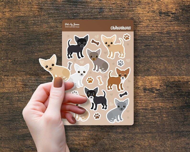 Pu&ograve; includere: Un foglio di adesivi con diverse razze di cani chihuahua in diversi colori. Gli adesivi sono su uno sfondo beige con impronte di zampe, cuori e ossa. Il testo "Chihuahuas" &egrave; in cima al foglio.