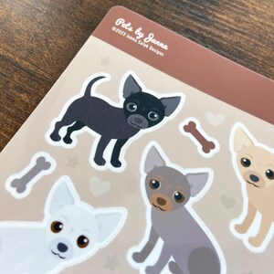 Pu&ograve; includere: Un foglio di adesivi con quattro diverse razze di cani chihuahua. Gli adesivi sono su uno sfondo marrone con il testo "Pets by Janna" e "&copy;2023 Janna Saik Designs".