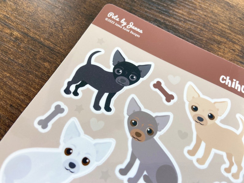 Pu&ograve; includere: Un foglio di adesivi con quattro diverse razze di cani chihuahua. Gli adesivi sono su uno sfondo marrone con il testo "Pets by Janna" e "&copy;2023 Janna Saik Designs".