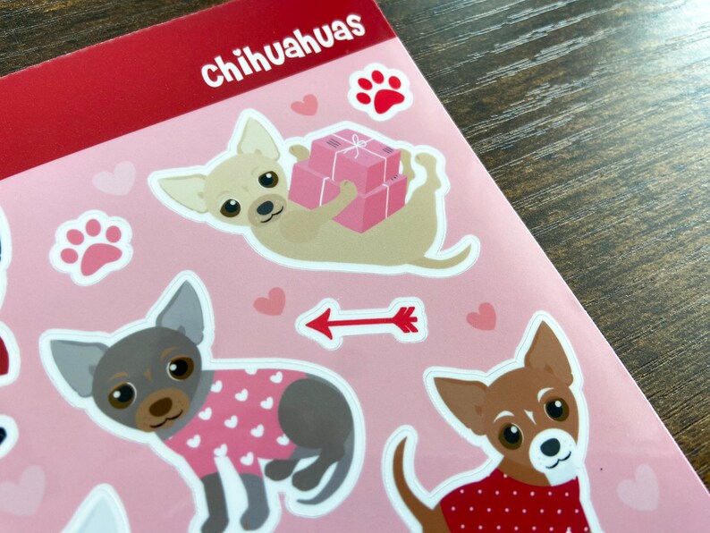 K&ouml;nnte beinhalten: Ein Bogen rosa Sticker mit verschiedenen Illustrationen von Chihuahuas. Die Sticker zeigen einen Chihuahua, der einen Stapel rosa Geschenkboxen tr&auml;gt, einen Chihuahua, der einen rosa-wei&szlig;en Pullover tr&auml;gt, und einen Chihuahua, der einen rot-wei&szlig;en Tupfenpullover tr&auml;gt.