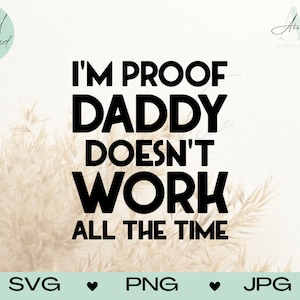 以下が含まれることがあります： 「パパはいつも働いているわけじゃないって証明よ」という黒と白のテキストグラフィックです。