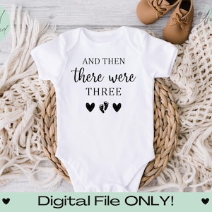 Et puis il y avait trois faire-part de grossesse fichier de coupe SVG, fichiers de coupe Cricut/Silhouette, modèles de cache-couche pour bébé, baby shower png cache-couche pour bébé