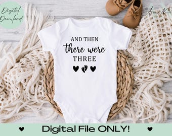 Und dann gab es drei Schwangerschaftansage SVG Schnittdatei, Cricut/Silhouette Schnitt Dateien, Baby Strampelanzug Designs, Babyparty png Baby Strampelanzug