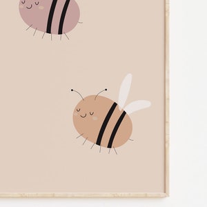 Puede incluir: Una impresi&oacute;n digital con dos abejas de dibujos animados con caras sonrientes sobre un fondo melocot&oacute;n claro. Las abejas tienen rayas negras y alas blancas.