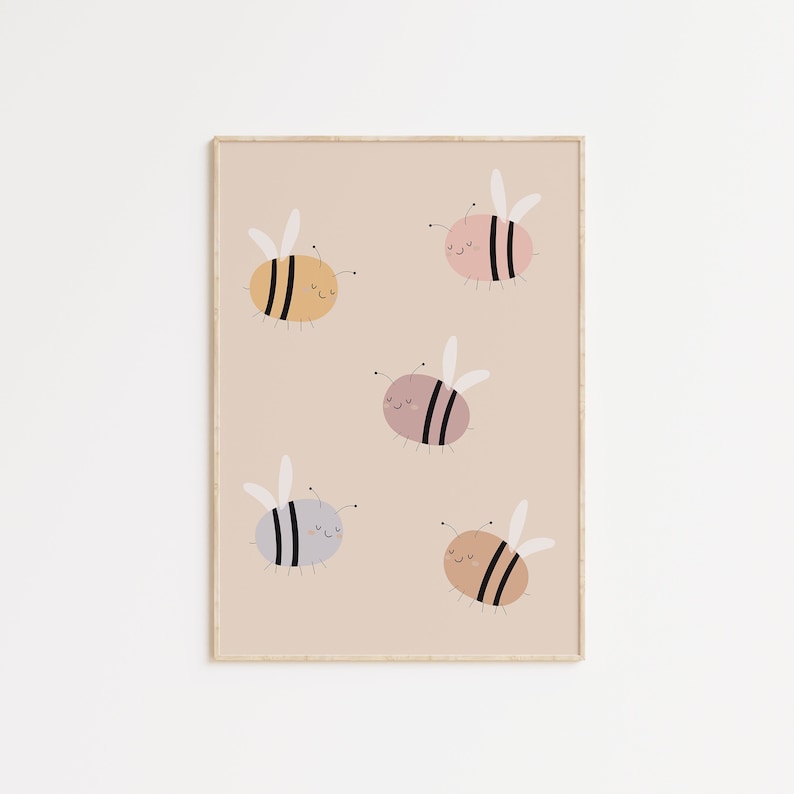 Puede incluir: Una impresi&oacute;n de arte imprimible beige con cinco abejas de dibujos animados en diferentes colores. Las abejas tienen rayas negras y caras sonrientes. Las abejas vuelan en diferentes direcciones.