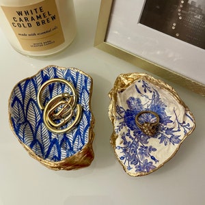 Blue and White Oyster Shell Ring Dish, Oyster Shell Trinket Dish, Decoupage Oyster Shell Dish, Coastal Jewelry Dish, Coastal Decor