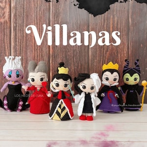 Pode incluir: Uma cole&ccedil;&atilde;o de seis personagens de vil&otilde;es da Disney feitos de croch&ecirc;. Os personagens s&atilde;o &Uacute;rsula, a Rainha M&aacute;, a Rainha de Copas, Cruella de Vil, Mal&eacute;vola e a Madrasta M&aacute;. Os personagens est&atilde;o todos em p&eacute; sobre uma superf&iacute;cie de madeira. O texto "Villanas" est&aacute; escrito acima dos personagens.