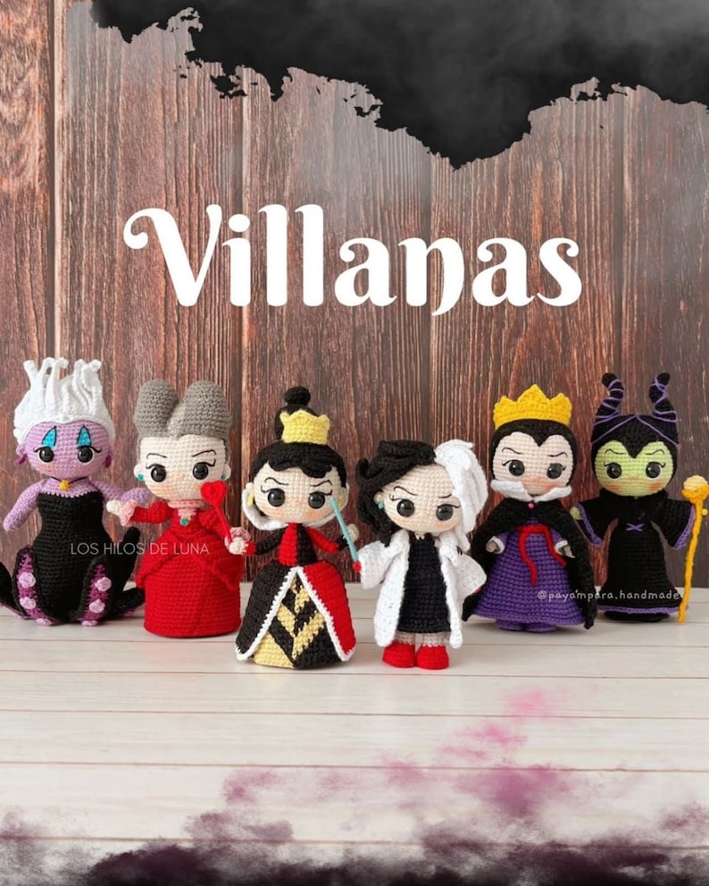 Pode incluir: Uma cole&ccedil;&atilde;o de seis personagens de vil&otilde;es da Disney feitos de croch&ecirc;. Os personagens s&atilde;o &Uacute;rsula, a Rainha M&aacute;, a Rainha de Copas, Cruella de Vil, Mal&eacute;vola e a Madrasta M&aacute;. Os personagens est&atilde;o todos em p&eacute; sobre uma superf&iacute;cie de madeira. O texto "Villanas" est&aacute; escrito acima dos personagens.