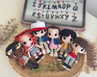 PDF document (Spanish/English). Amigurumi pattern. Strange children. Upside down. Crochet things