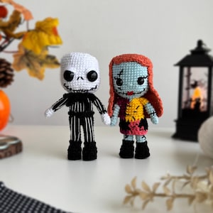 Puede incluir: Muñecos de ganchillo de Jack Skellington y Sally. Jack es blanco con un traje negro y Sally es azul con pelo rojo y un vestido de retazos. Ideales para Halloween o fans de Pesadilla antes de Navidad.