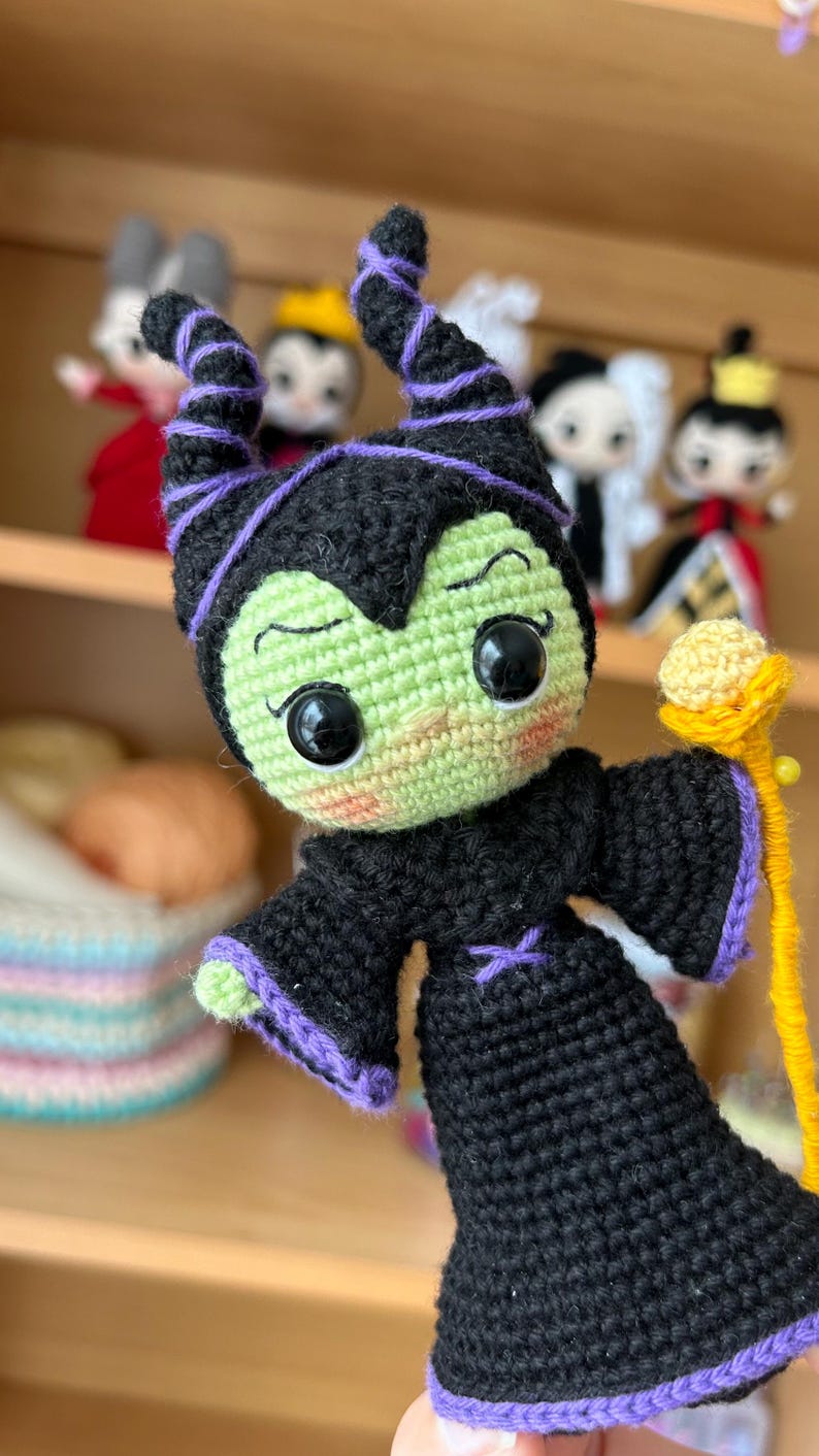 PDF-dokument ESP/ENG Amigurumi-mönster. Skurk. Ond. Virkmönster. bild 2
