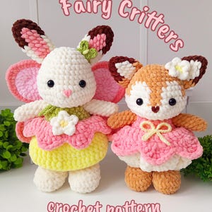 Op de afbeelding: Twee gehaakte feeënwezens: een wit konijn met roze en bruine accenten en een vos met oranje en bruine vacht. Beide dragen roze en gele bloemvormige rokken. De tekst "Fairy Critters" en "crochet pattern" zijn zichtbaar.