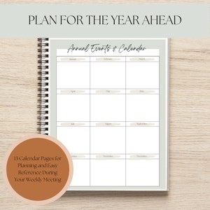 Op de afbeelding: Een witte planner met een groene rand en de tekst "Plan for the Year Ahead" bovenaan. De planner heeft een kalenderindeling met de maanden van het jaar bovenaan en een sectie voor "Annual Events & Calendar". De planner heeft een bruine spiraalbinding en een bruine cirkel met de tekst "13 Calendar Pages for Planning and Easy Reference During Your Weekly Meeting".