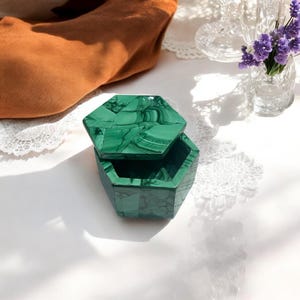 4&quot;x4&#39;&#39; Octagon Malachite Trinket Jewelry Box Hand Craved Random Green Stone Work Mid Century Modern Art Personalized Best Gift for Bride